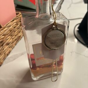 Drink / jar hosting container